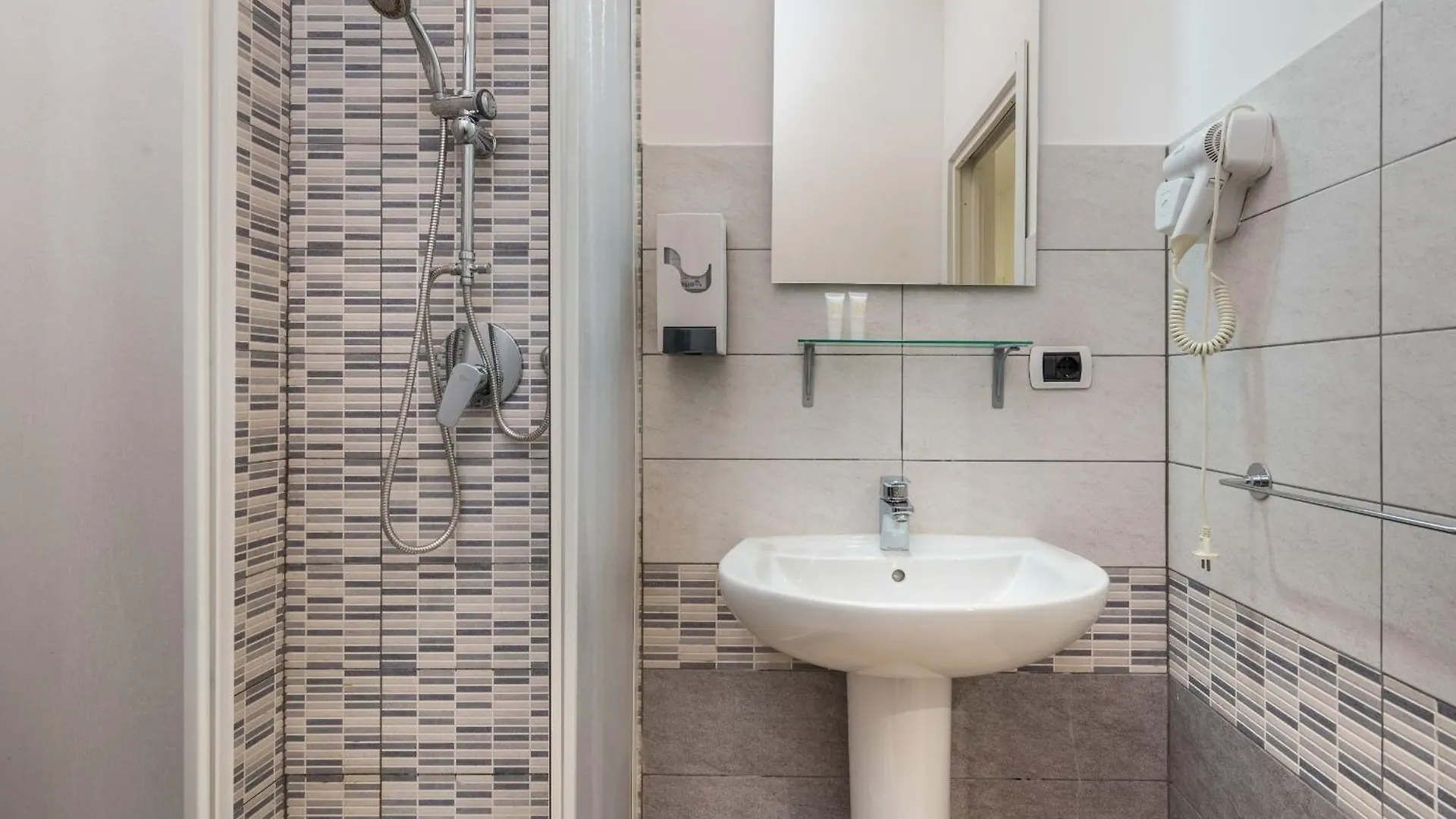 Travelershome 7Metri Guesthouse Ciampino