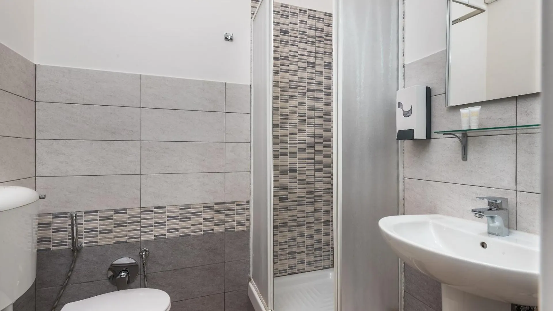 Travelershome 7Metri Guesthouse Ciampino